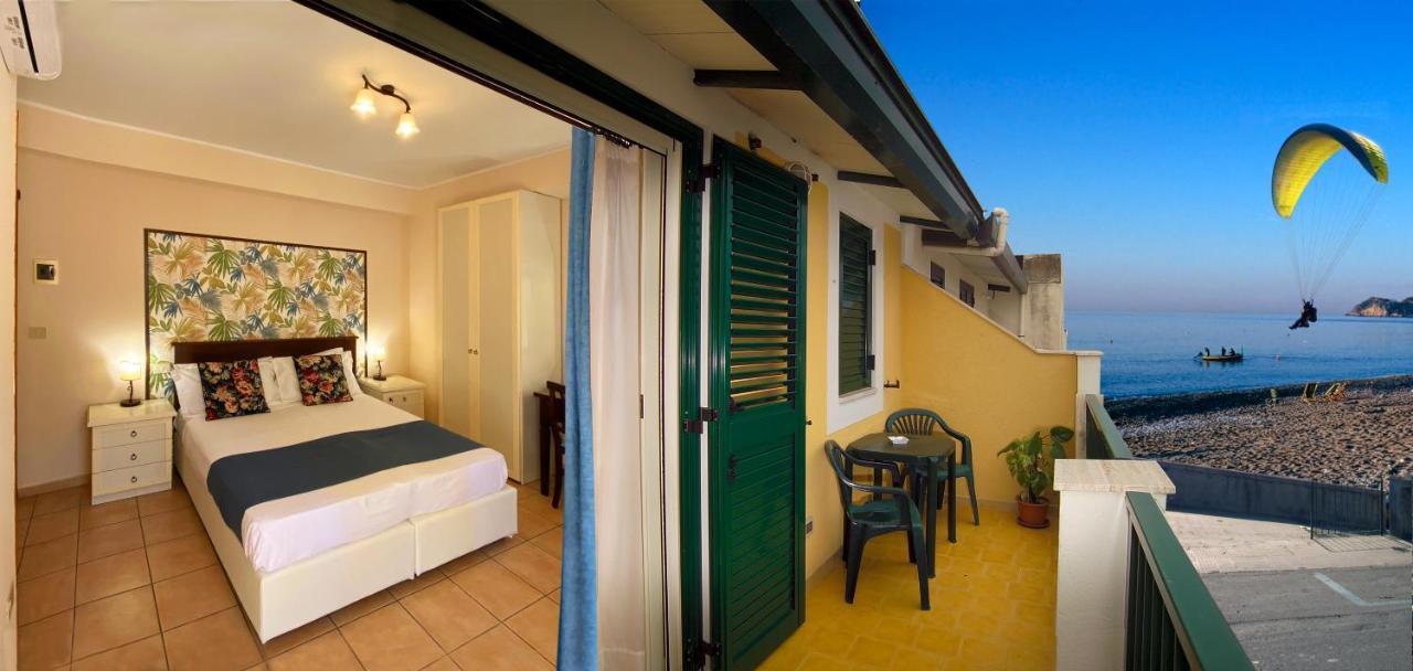 Casa Famiani Bed & Breakfast Letojanni Exterior photo